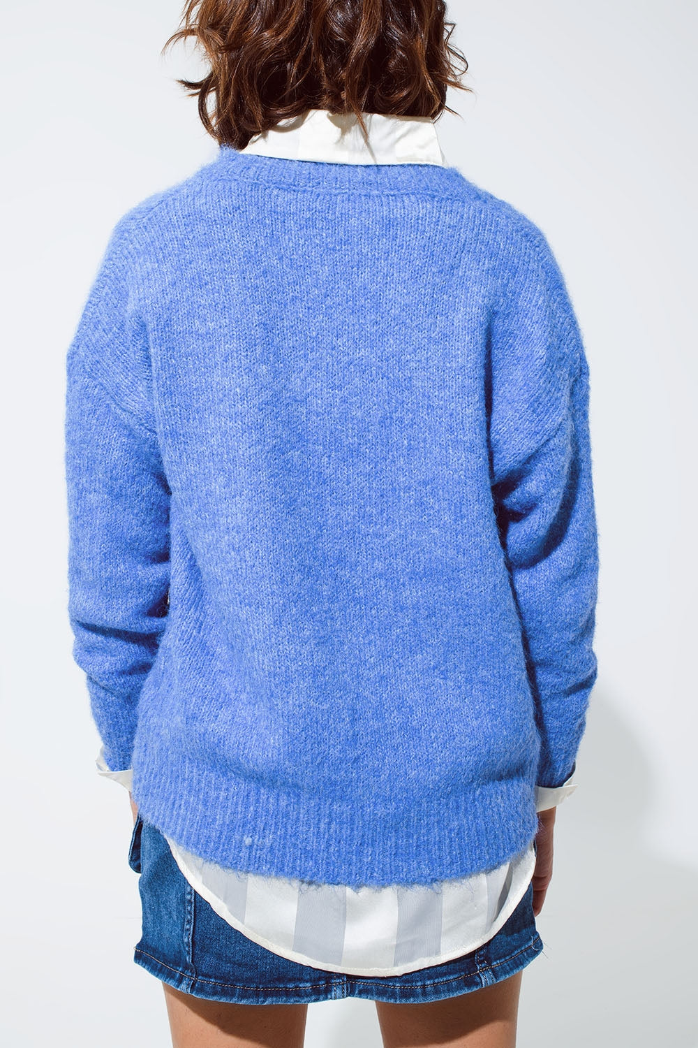 maglione in maglia vaporosa con scollo a V blu