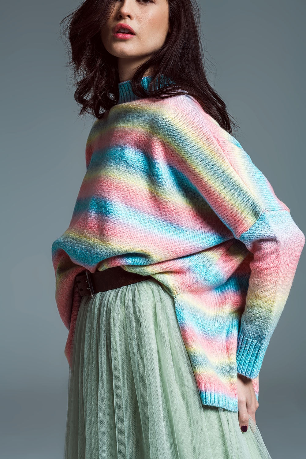 Maglione oversize multicolore a collo alto con spacchi laterali