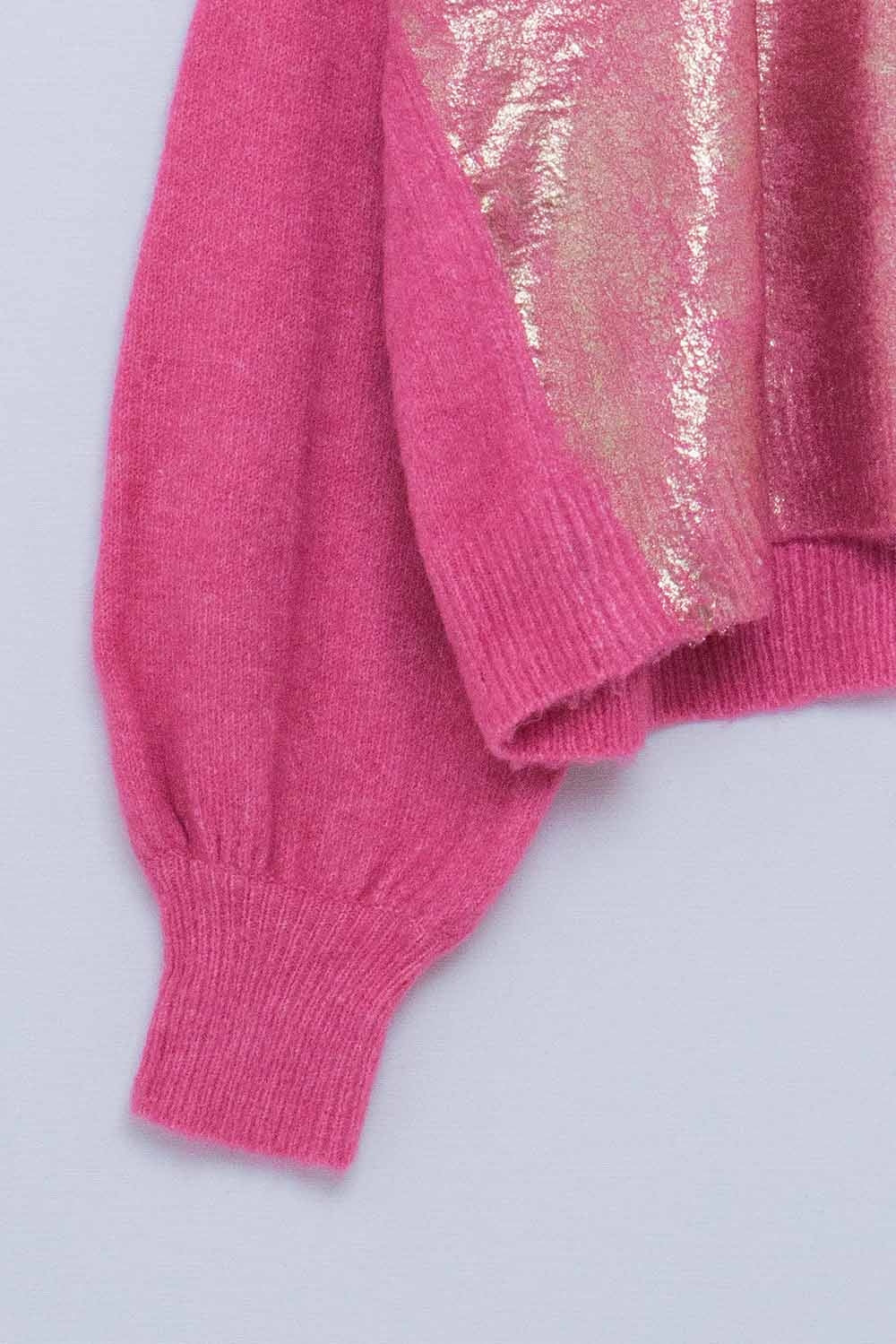 Maglione rosa con ampio scollo a V e riflessi metallici