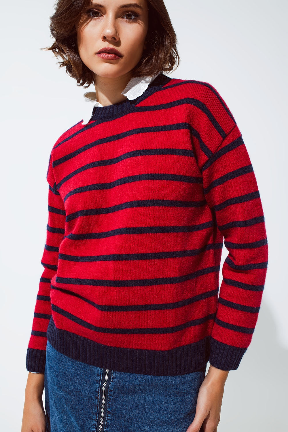 Maglione rosso con righe blu e girocollo bianco