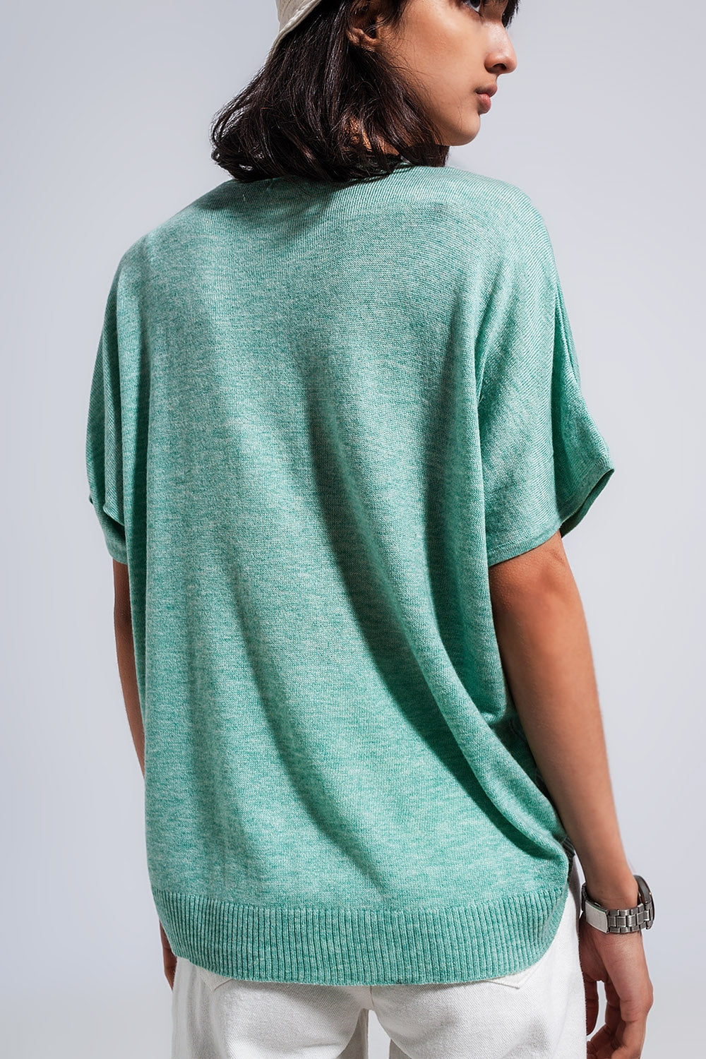 Maglione verde con scollo a V e manica corta