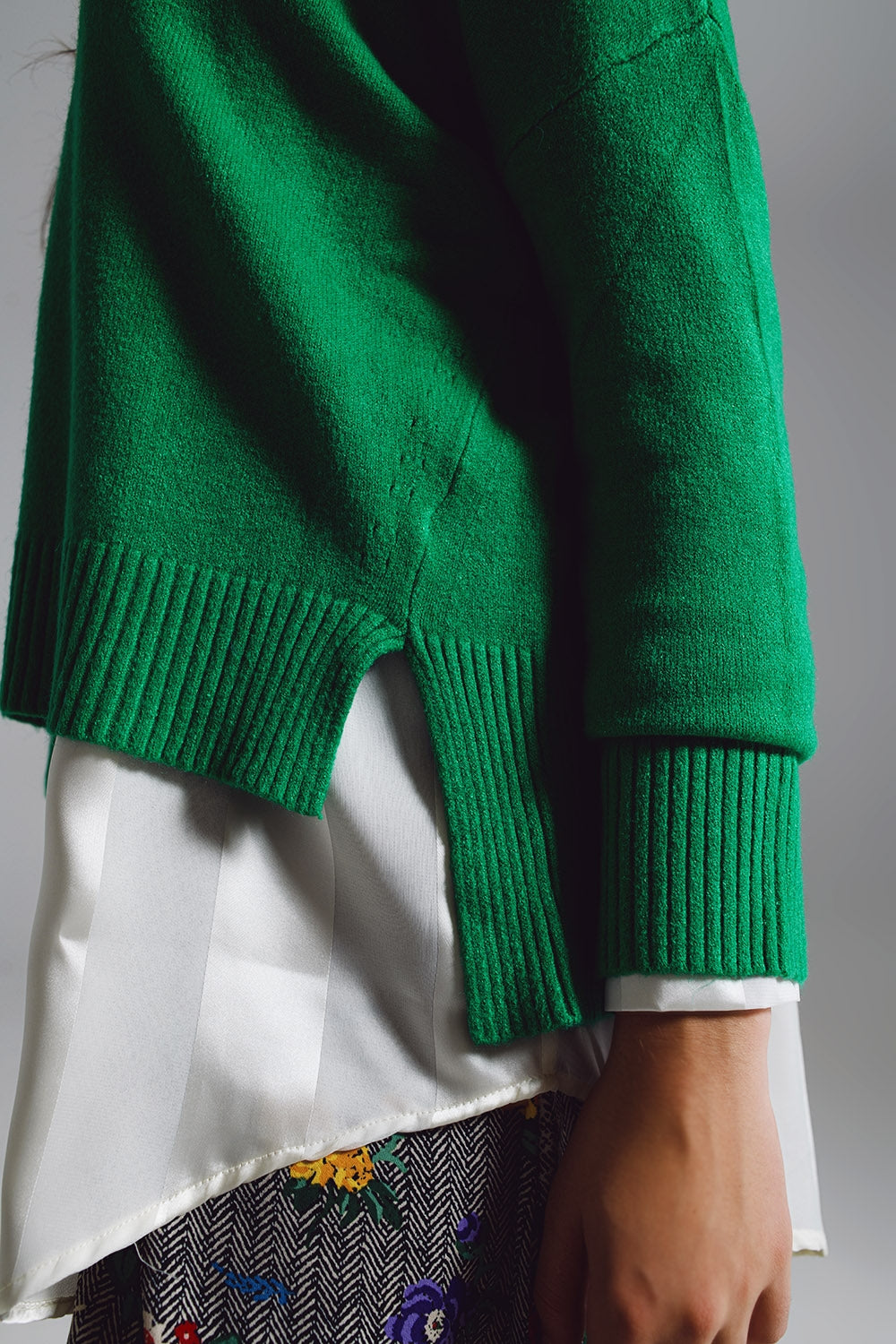 Maglione verde con scollo a V
