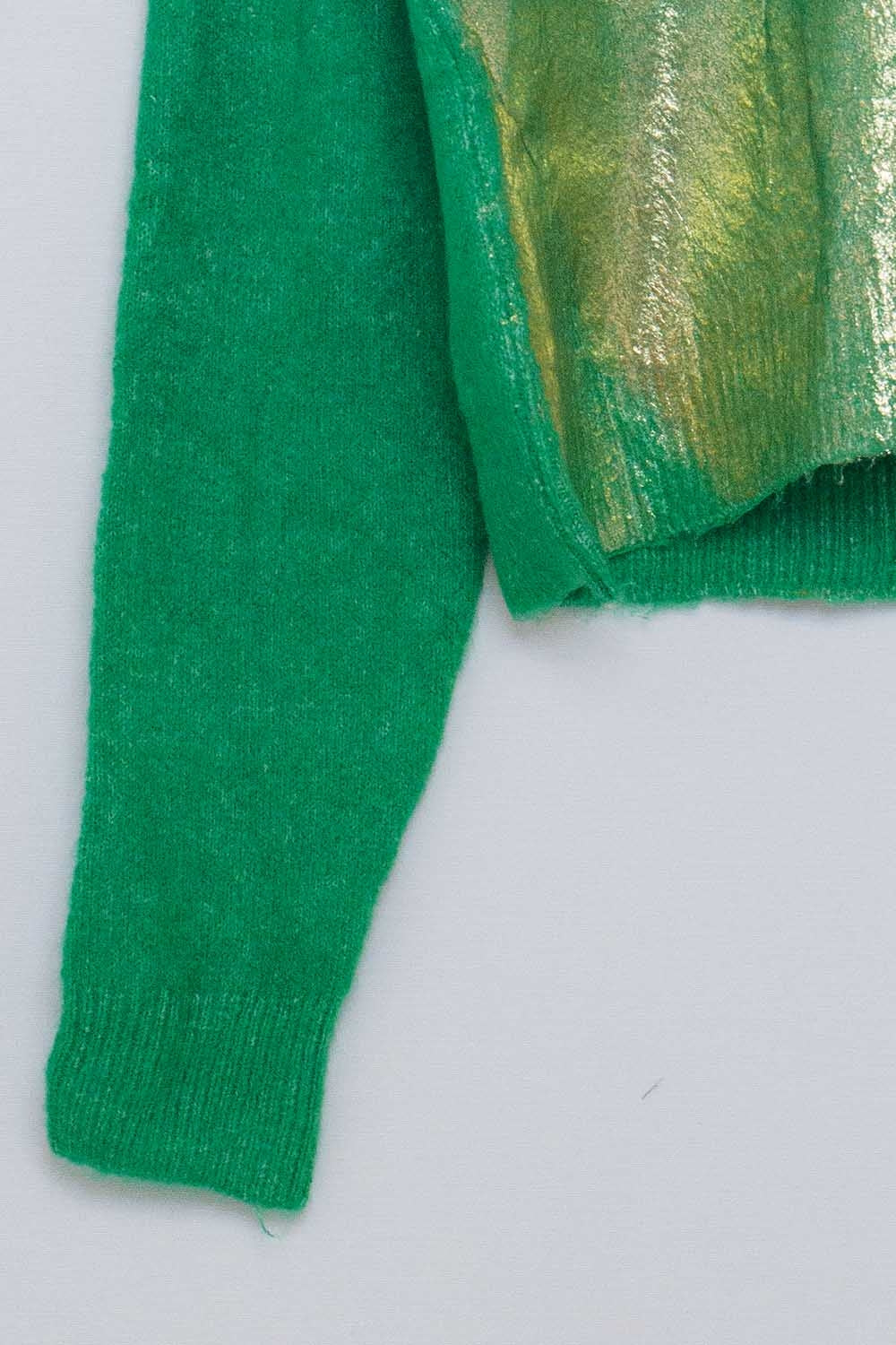 maglione verde con scollo rotondo e oro metallizzato