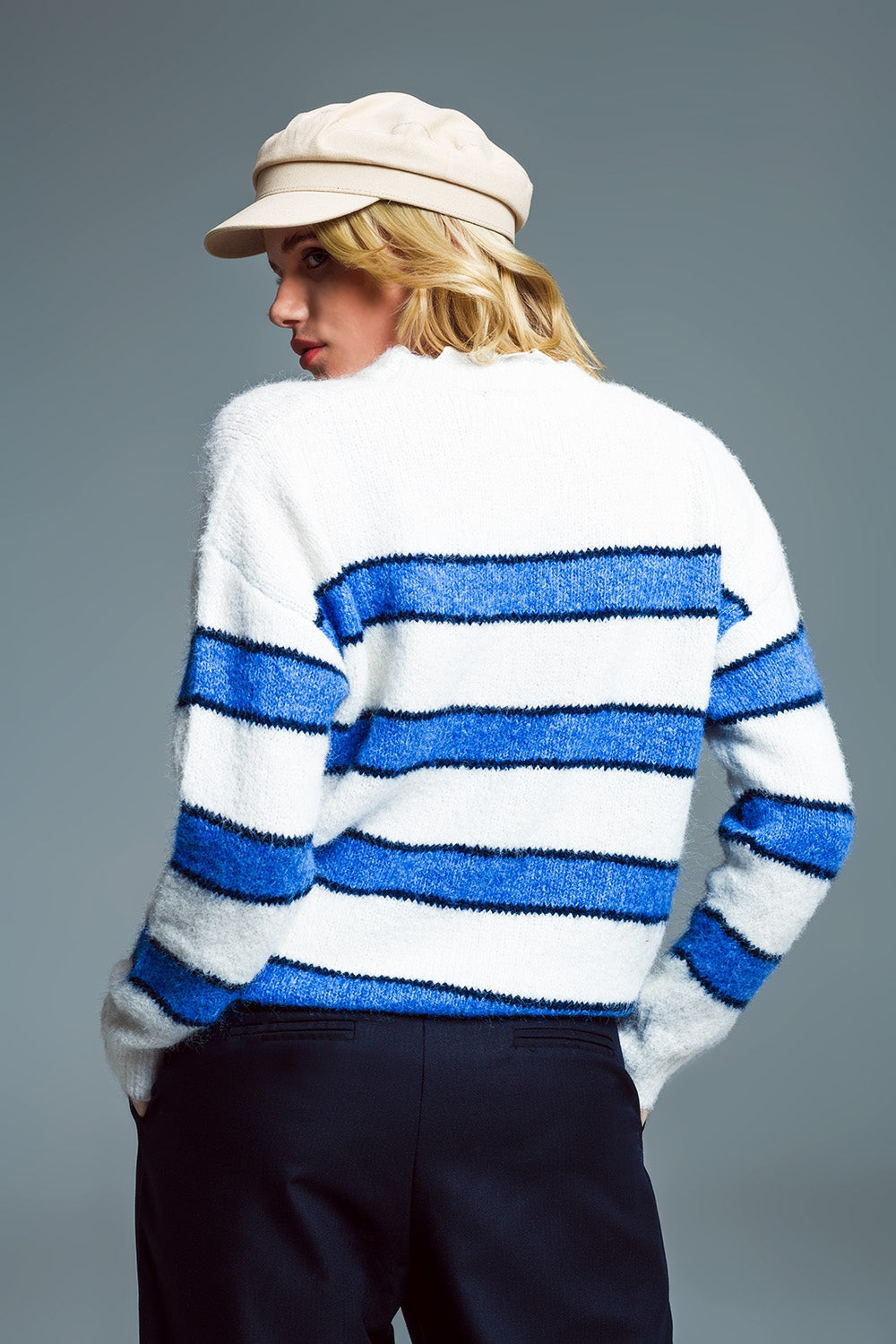 Morbido maglione bianco a righe blu