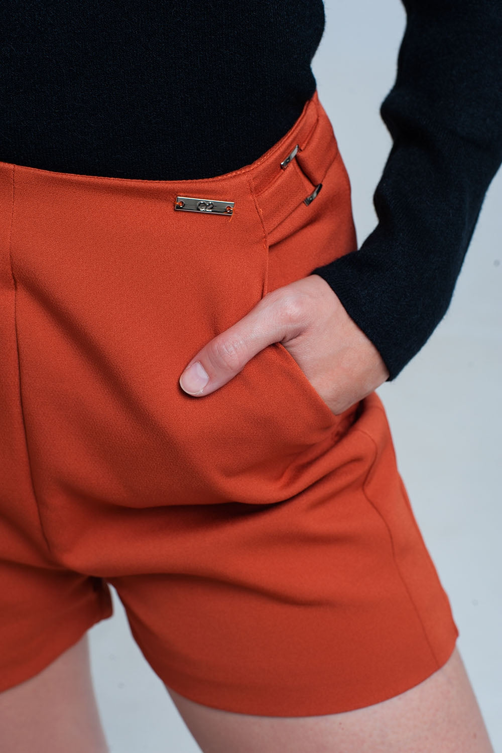 Pantaloncini arancioni con vita alta