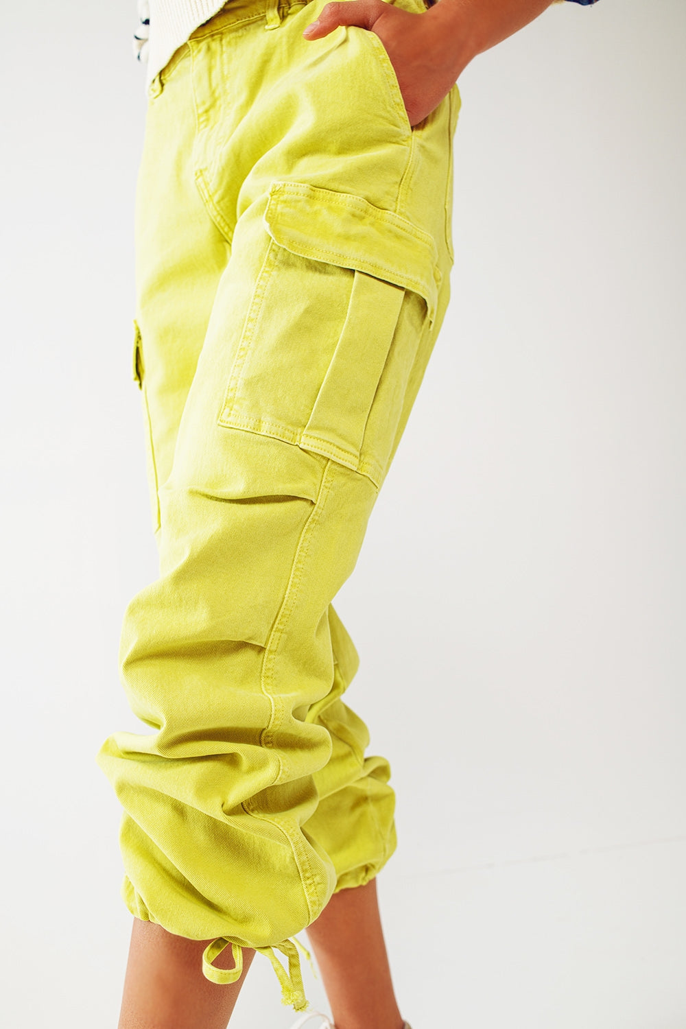 Pantaloni cargo con estremità a nappine in lime