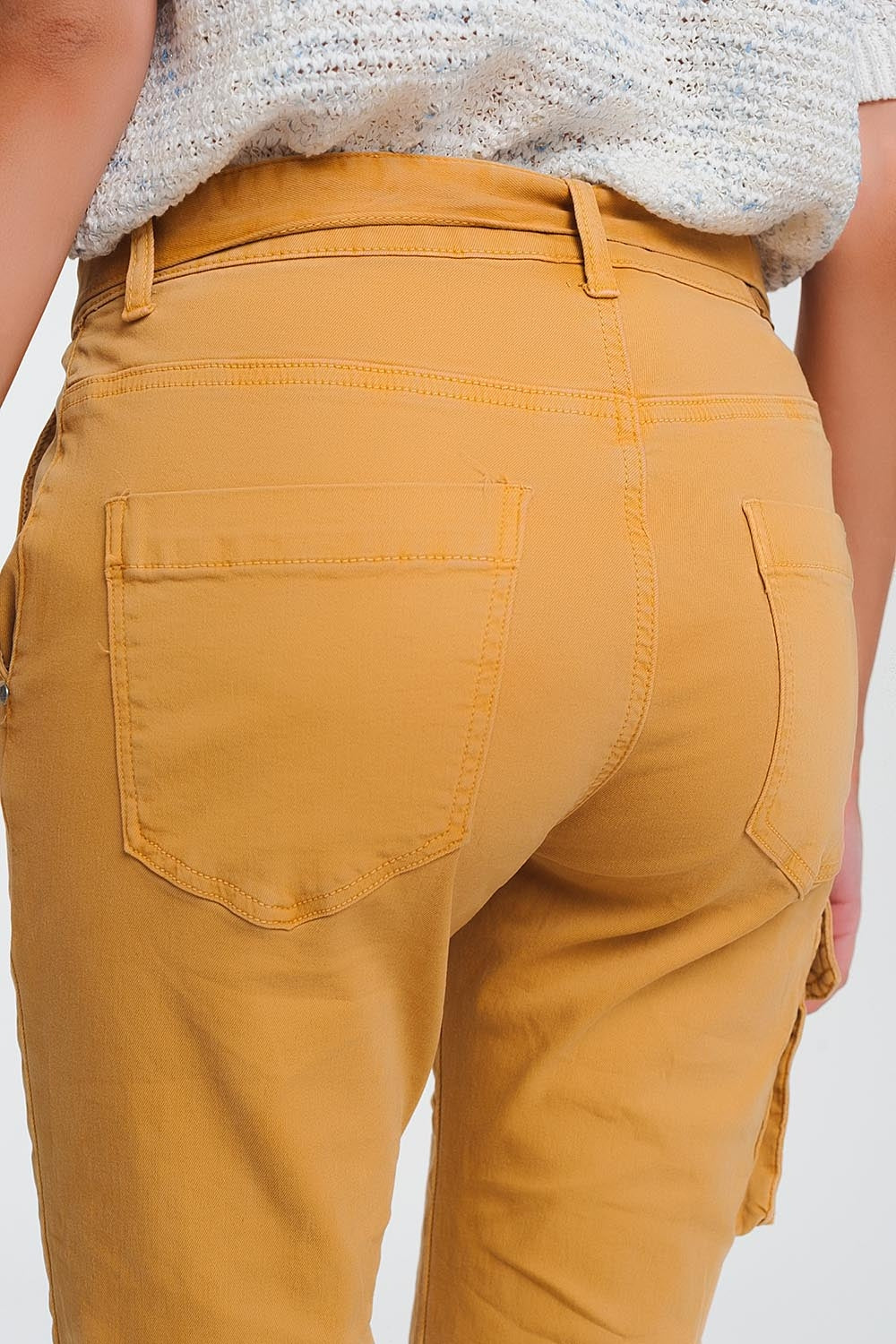 Pantaloni cargo mustard con cintura