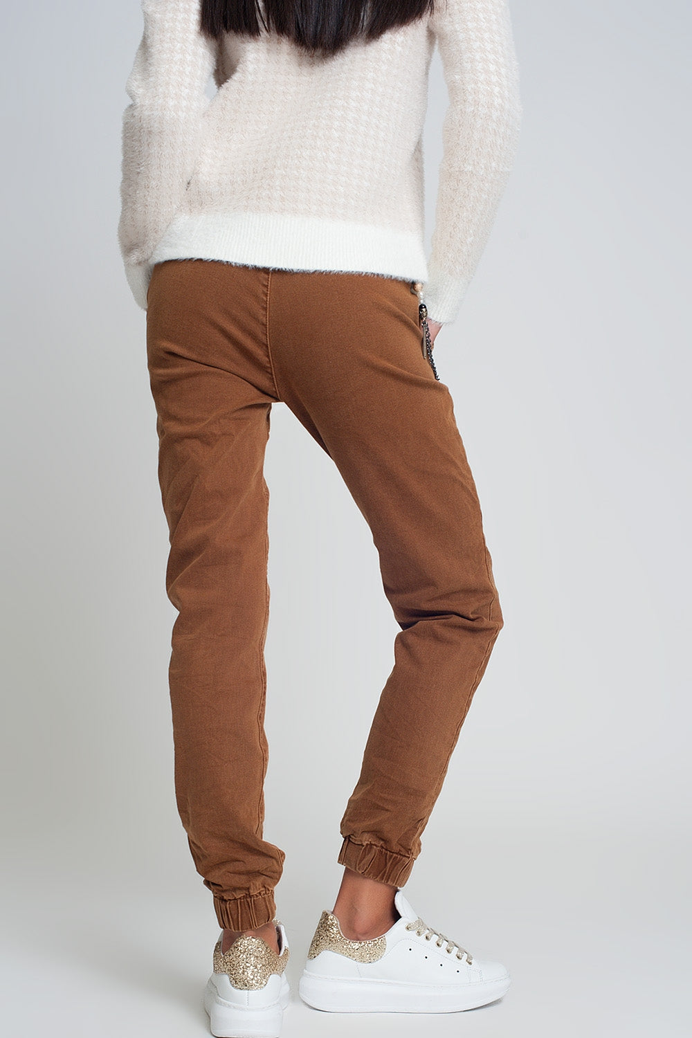 Pantaloni con elastico sul fondo e catena marrone