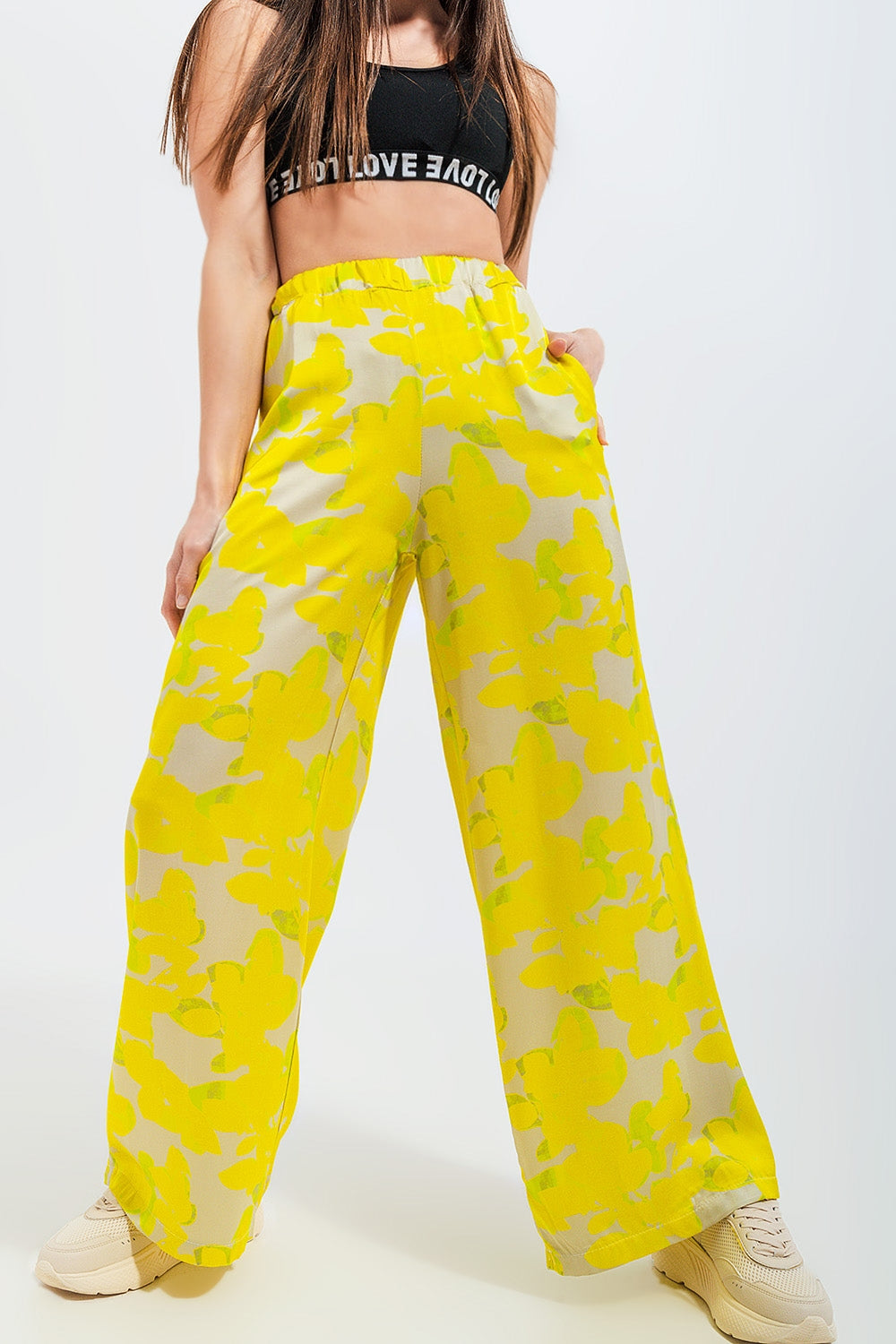Pantaloni con fondo ampio in giallo a fiori