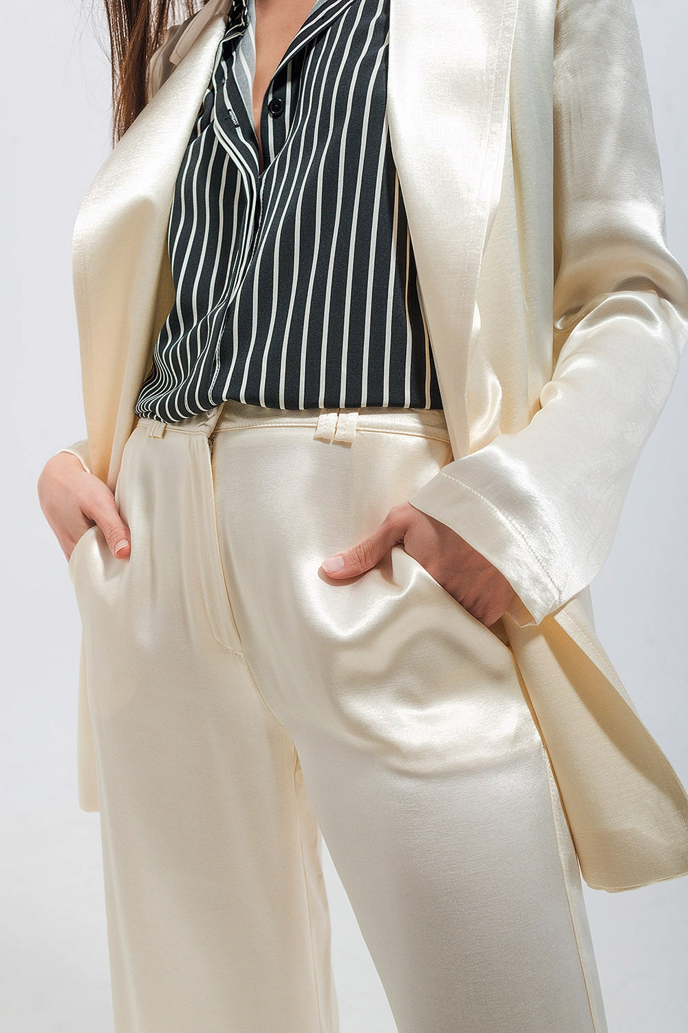 Pantaloni con fondo ampio in raso colore crema