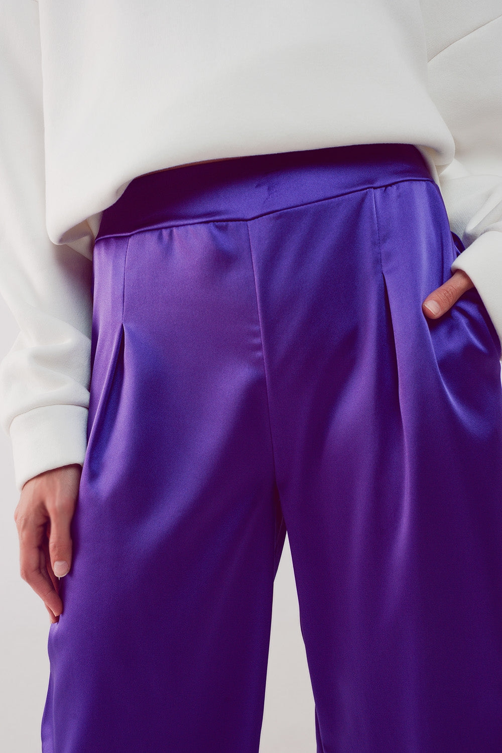Pantaloni con pinces a fondo ampio in raso viola