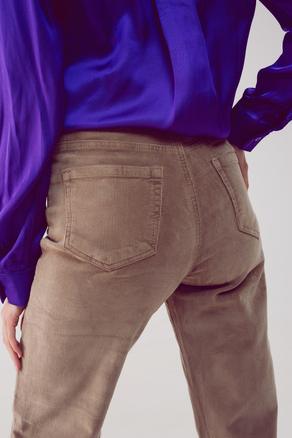 Pantaloni cropped beige a coste di velluto