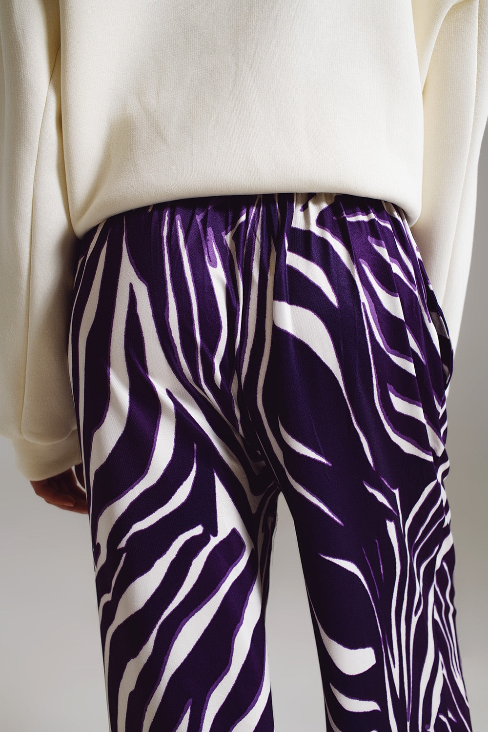 Pantaloni dritti con stampa zebra in viola e bianco