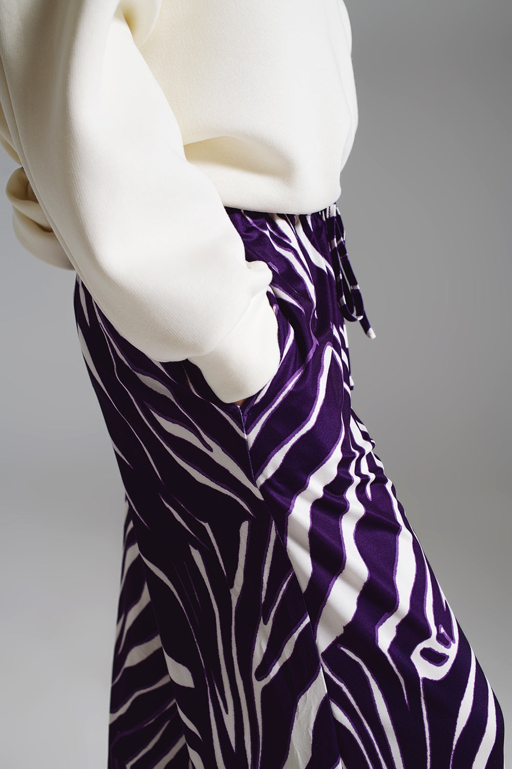 Pantaloni dritti con stampa zebra in viola e bianco