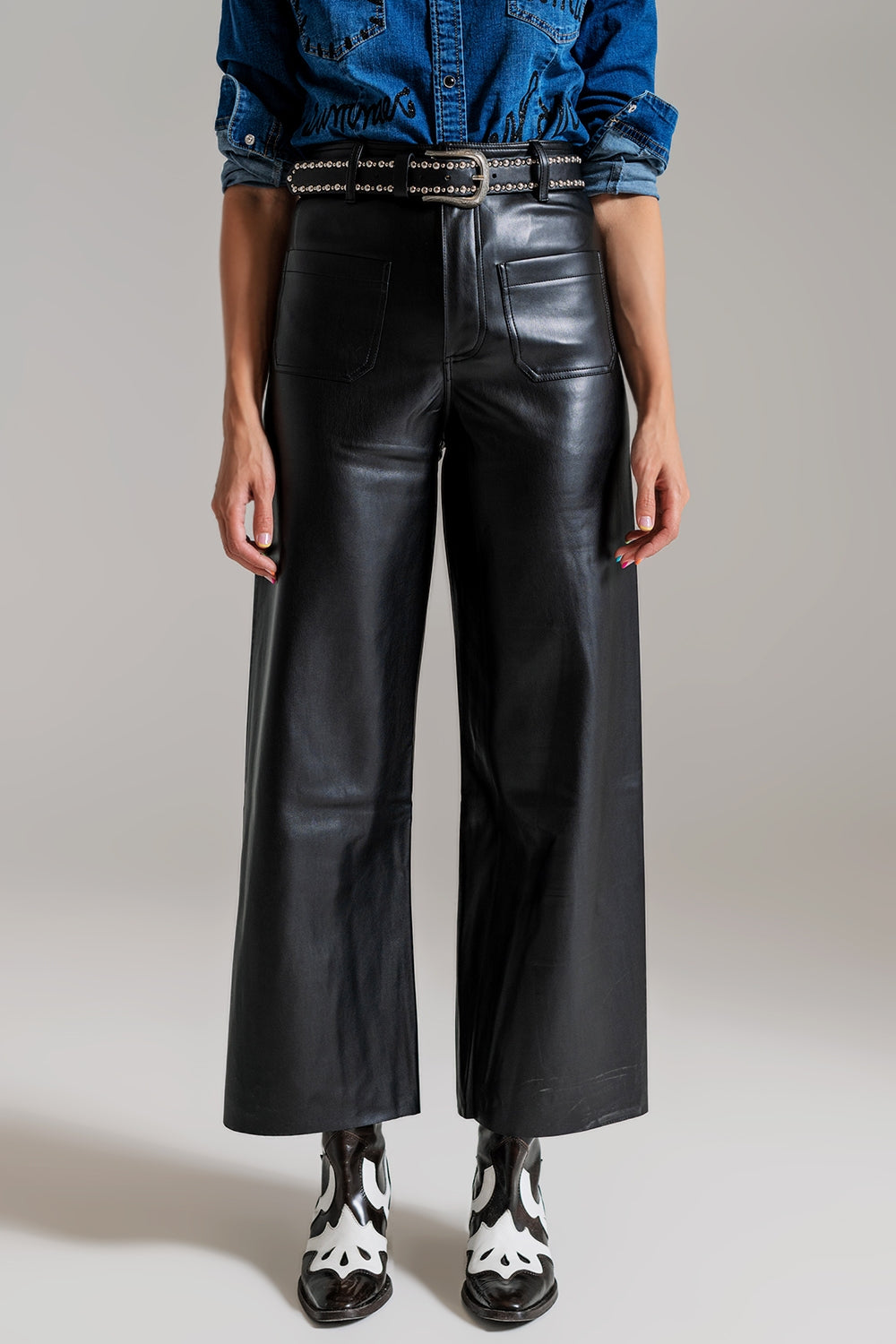 Q2 pantaloni in ecopelle nera stile palazzo con dettaglio tasche