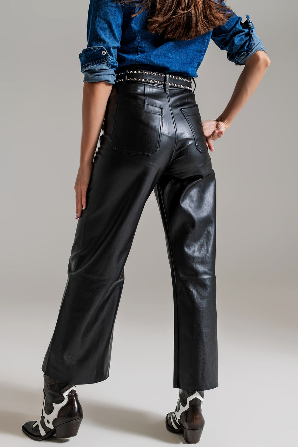 pantaloni in ecopelle nera stile palazzo con dettaglio tasche