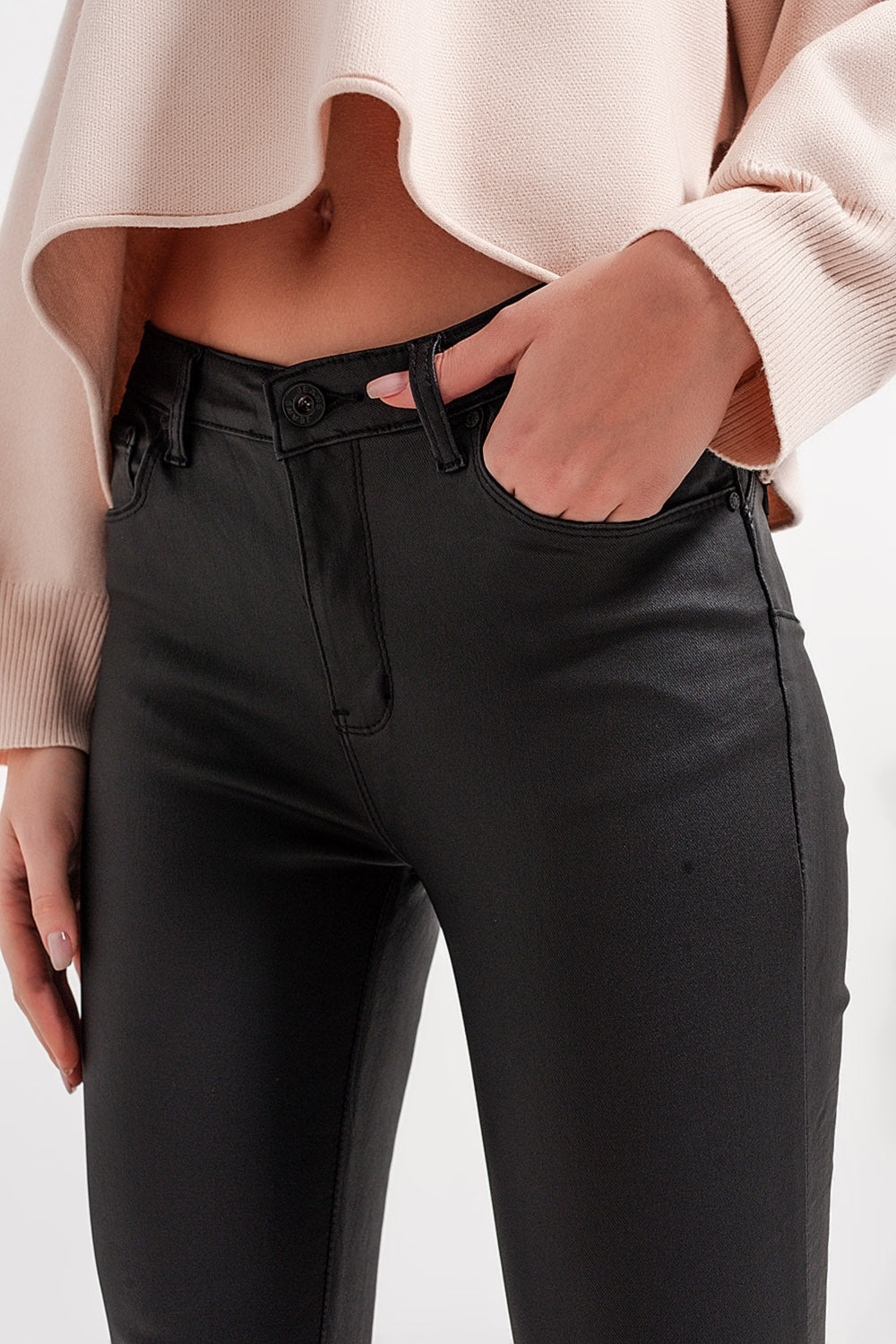 Pantaloni in pelle sintetica con fondo con spacco a cerniera neri