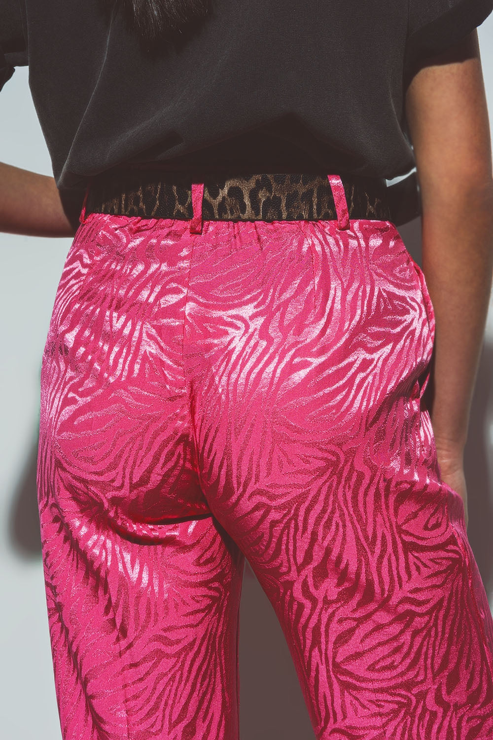 Pantaloni larghi con stampa zebrata in rosa