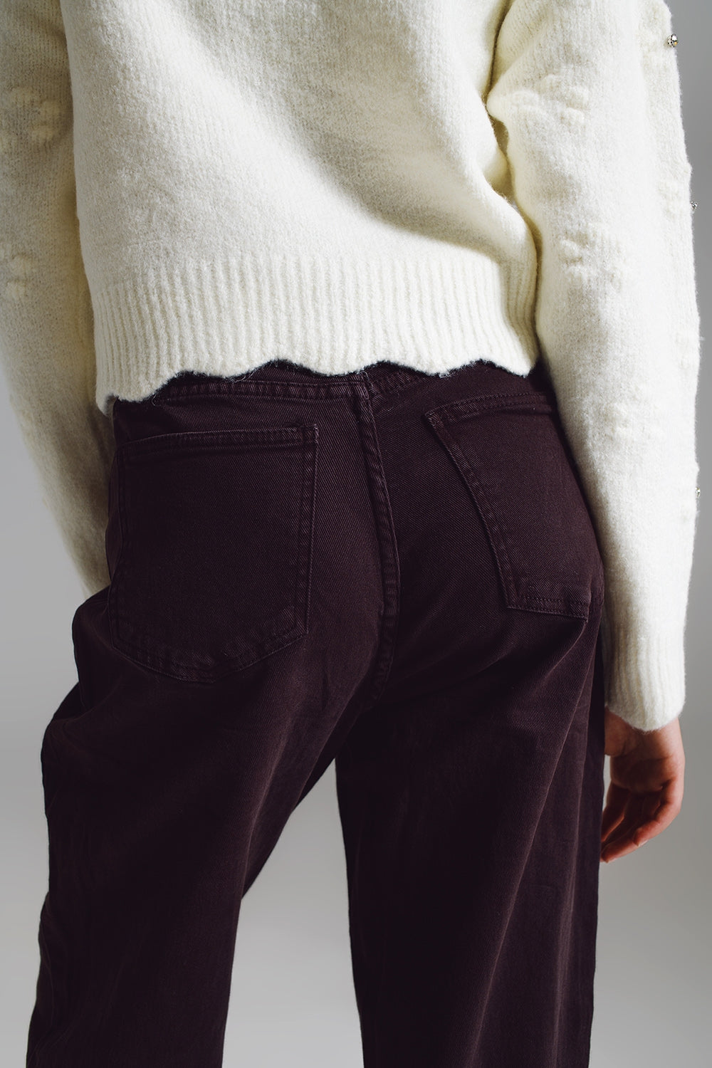 Pantaloni marroni rilassati con dettaglio tasca in vita.
