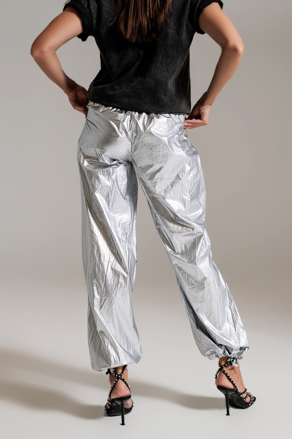 Pantaloni metallici con paracadute argentati oversize