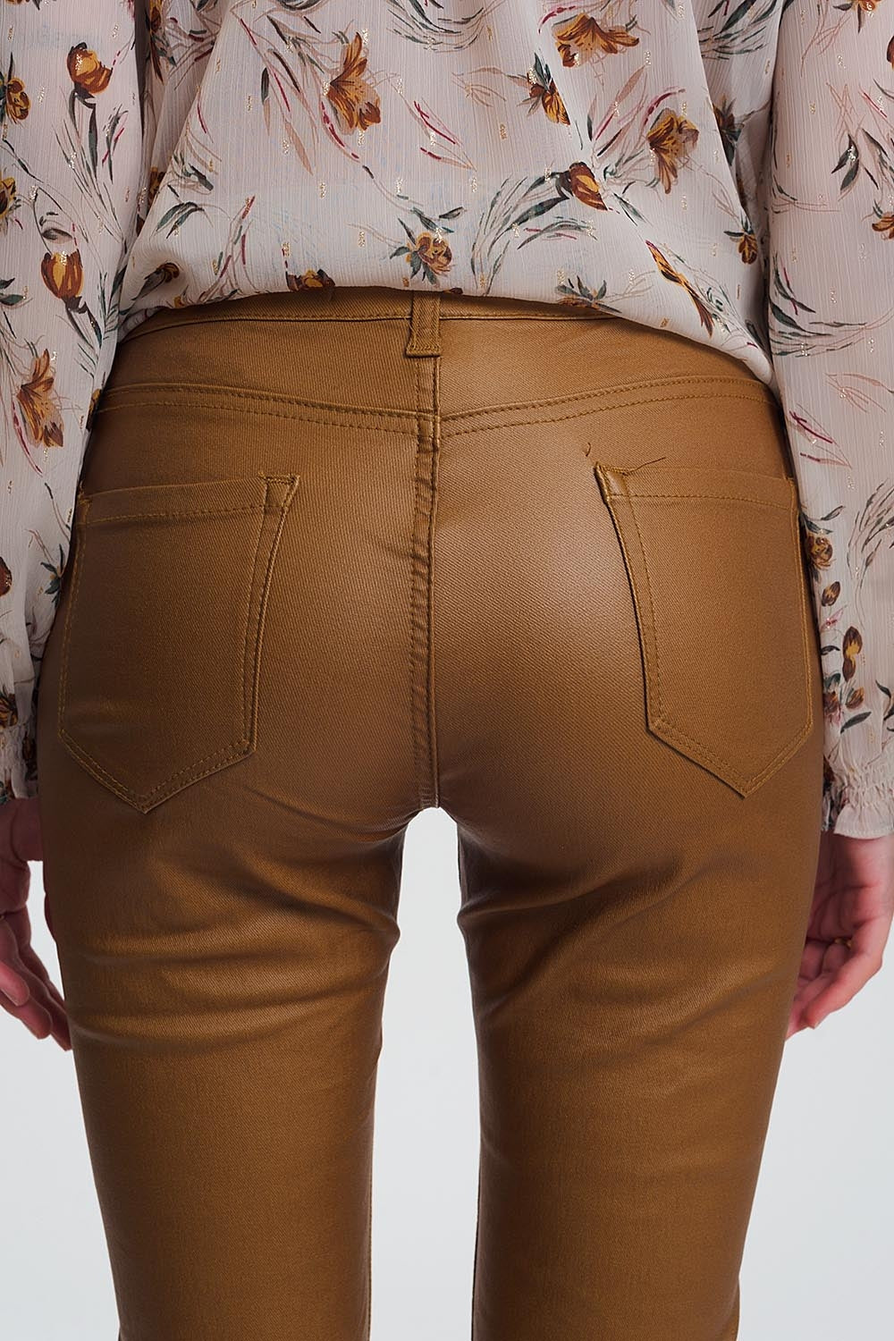 Pantaloni skinny in tessuto spalmato camel