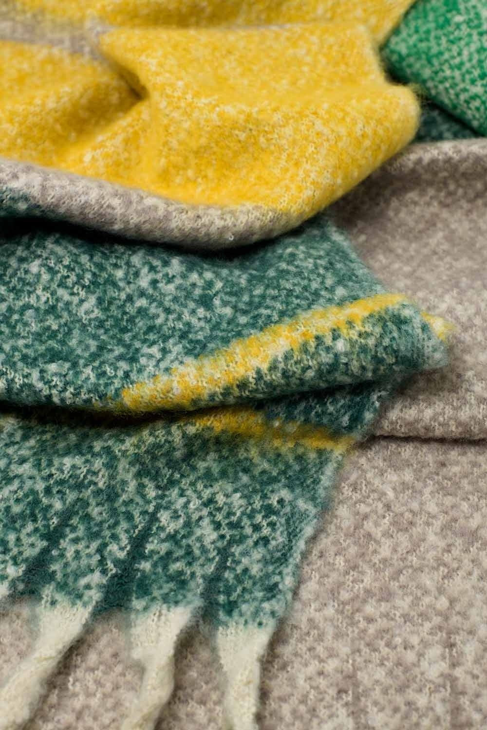 Sciarpa a maglia grossa con disegno a righe in verde e giallo