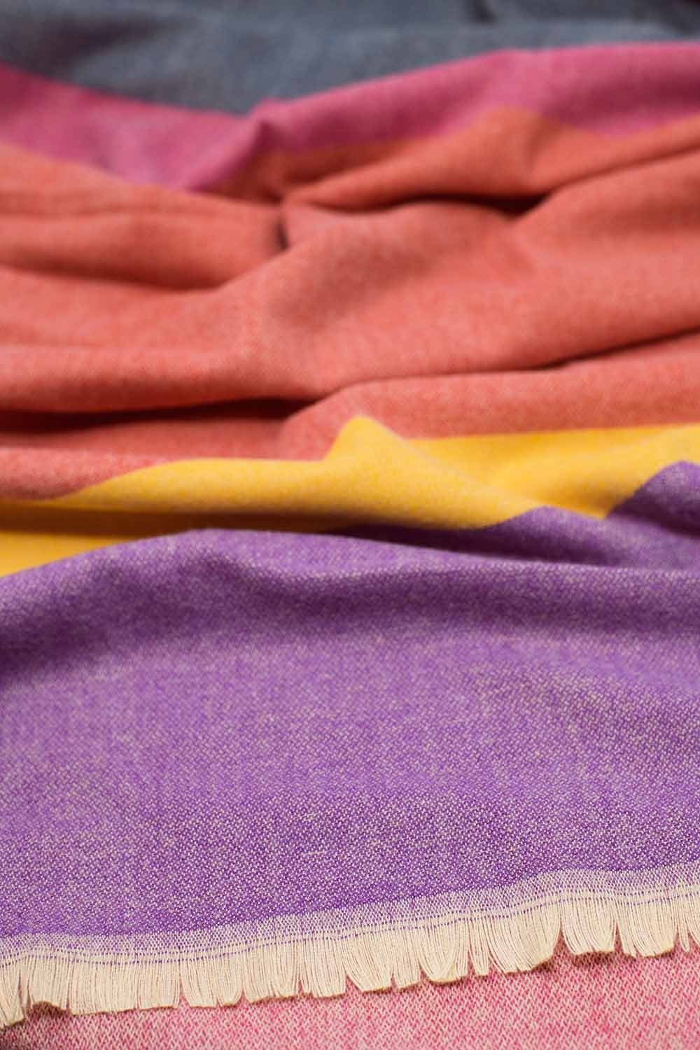 Sciarpa lunga sottile in colori caldi e multicolori