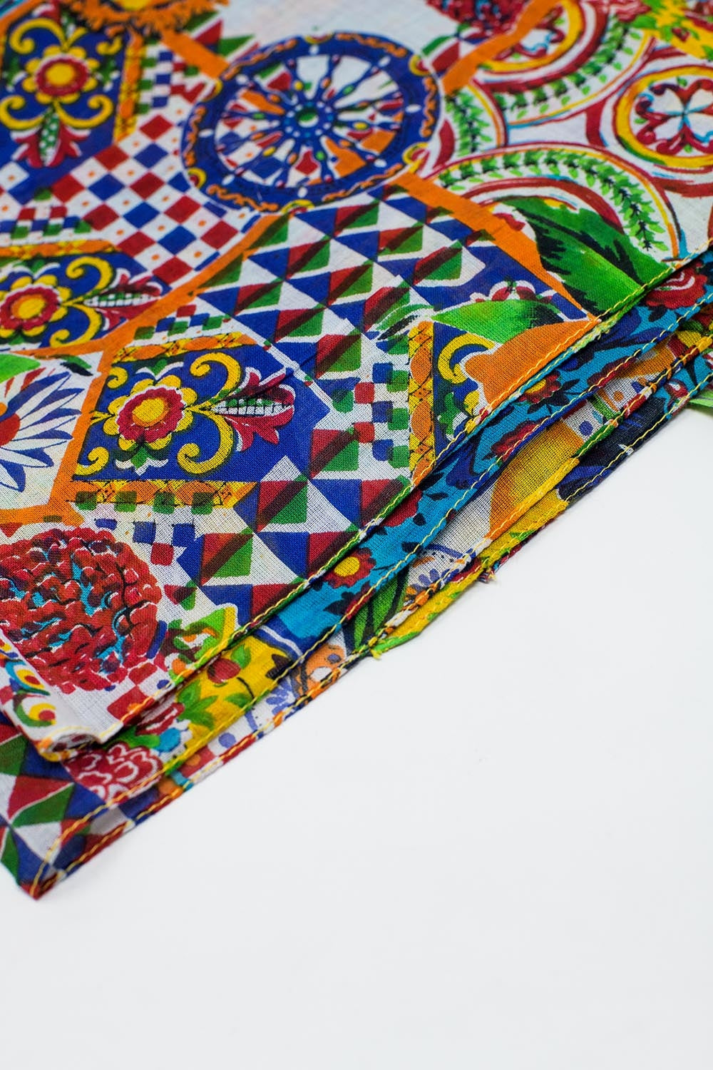 Sciarpa setosa con stampa astratta multicolore