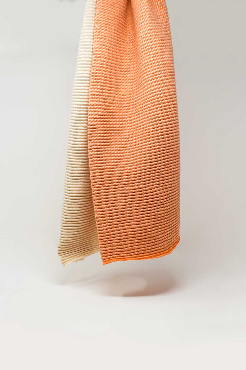 Sciarpa sottile con maglie miste nei toni dell'arancione