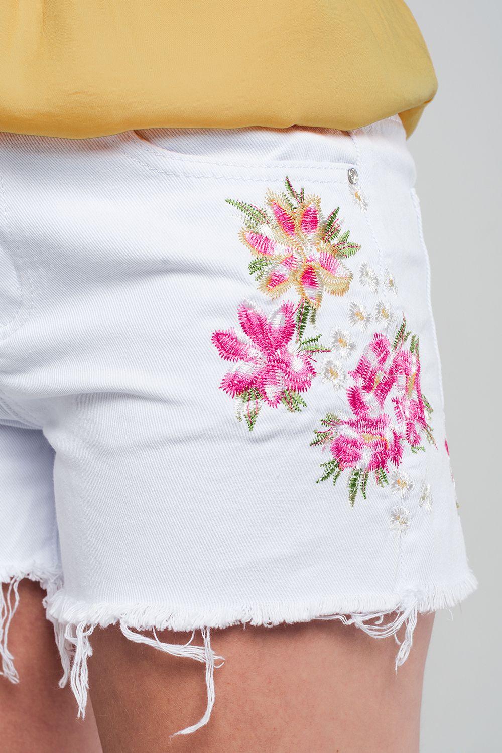 Shorts denim bianco con fiori ricamati