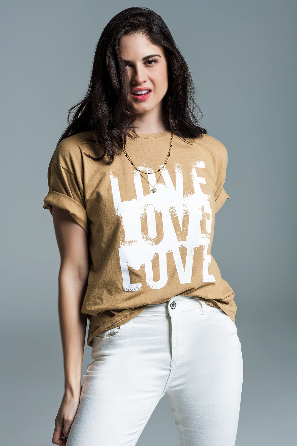 Q2 T-shirt a maniche corte con testo d'amore sul davanti in beige