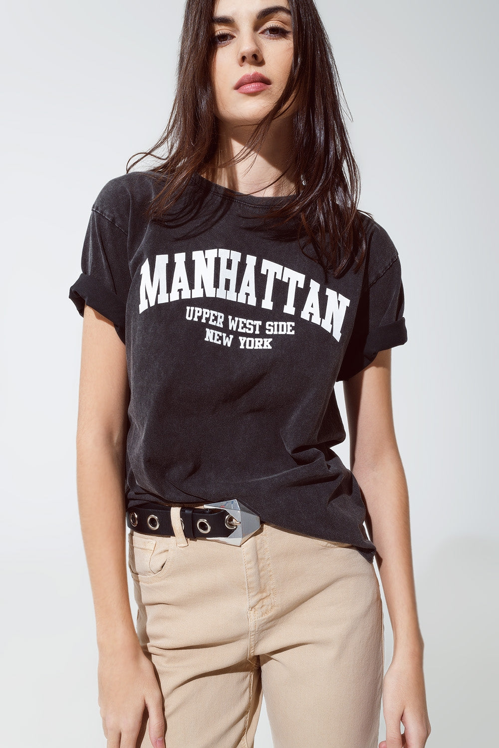 Q2 T-shirt a maniche corte con testo grafico Manhattan sul davanti in nero vintage
