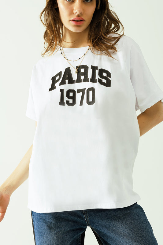 Q2 T-shirt bianca oversize con stampa paris 1970 in nero