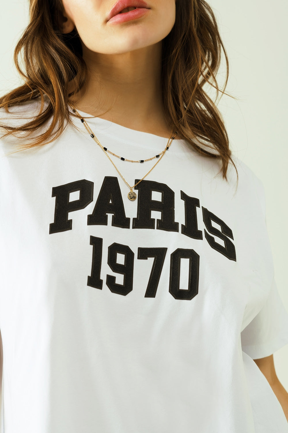 T-shirt bianca oversize con stampa paris 1970 in nero