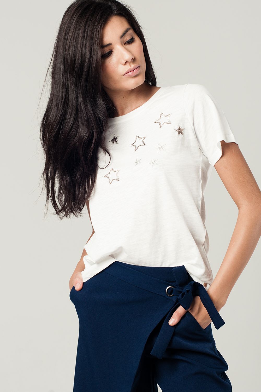 Q2 T-shirt bianco con dettagli ricamato stelle