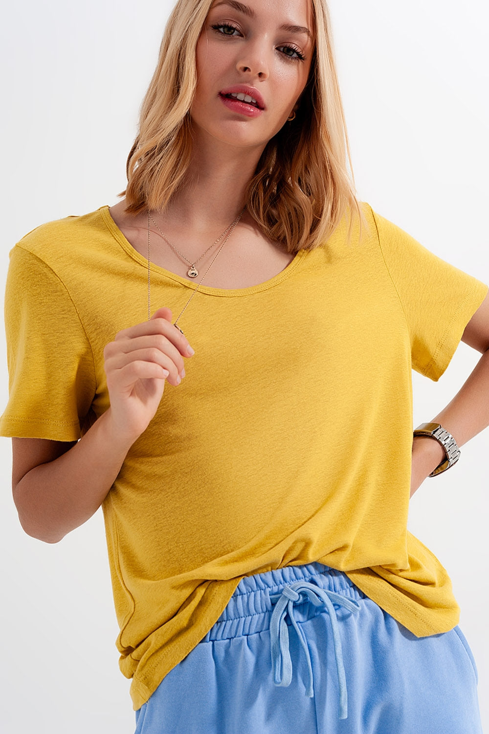 Q2 T-shirt giallo in misto lino con scollo rotondo