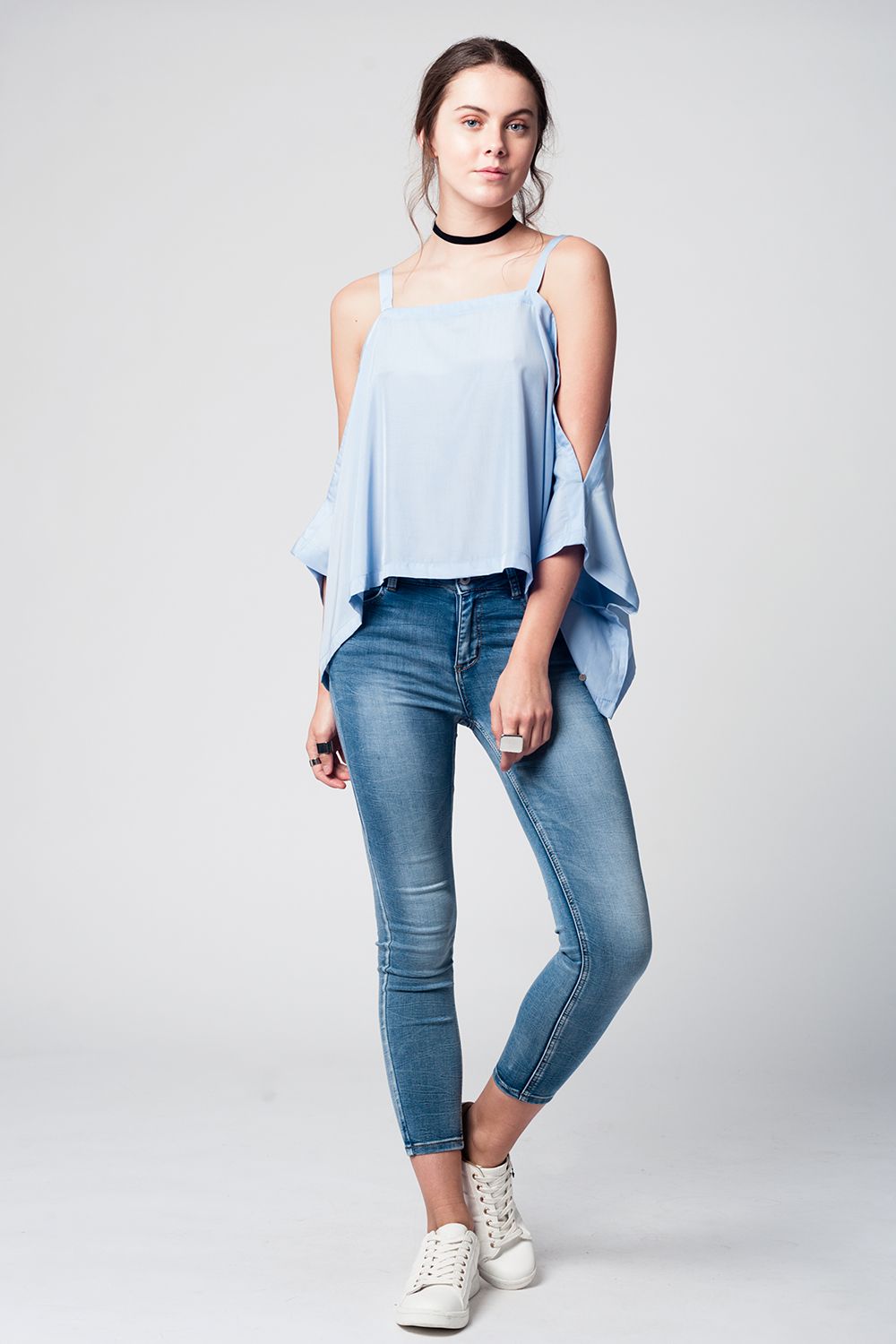 Top blu con spalle nude